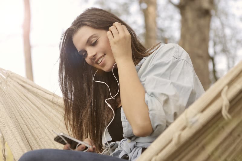 Oyente de Radio Zero con auriculares