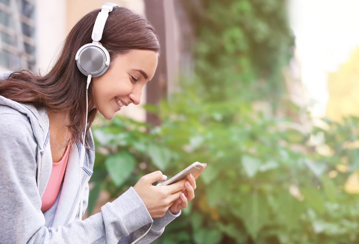 Oyente sonriendo con smartphone