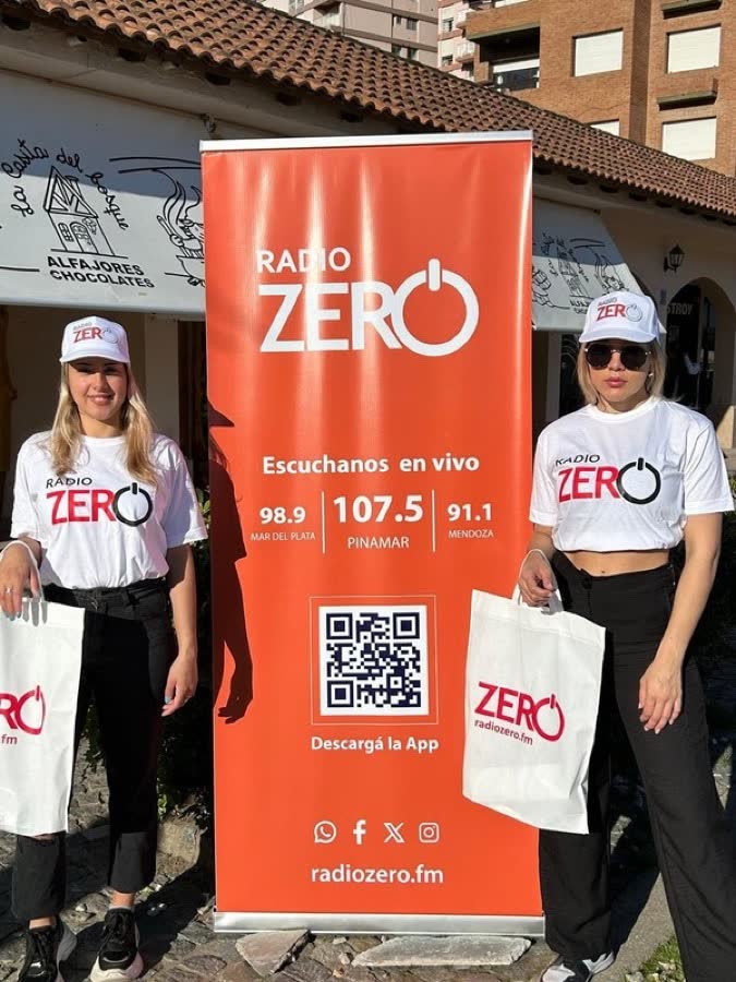 Promotores de Radio Zero con banner